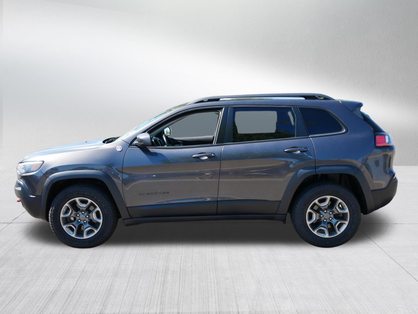 Used 2019 Jeep Cherokee Trailhawk AWD/4WD image 4