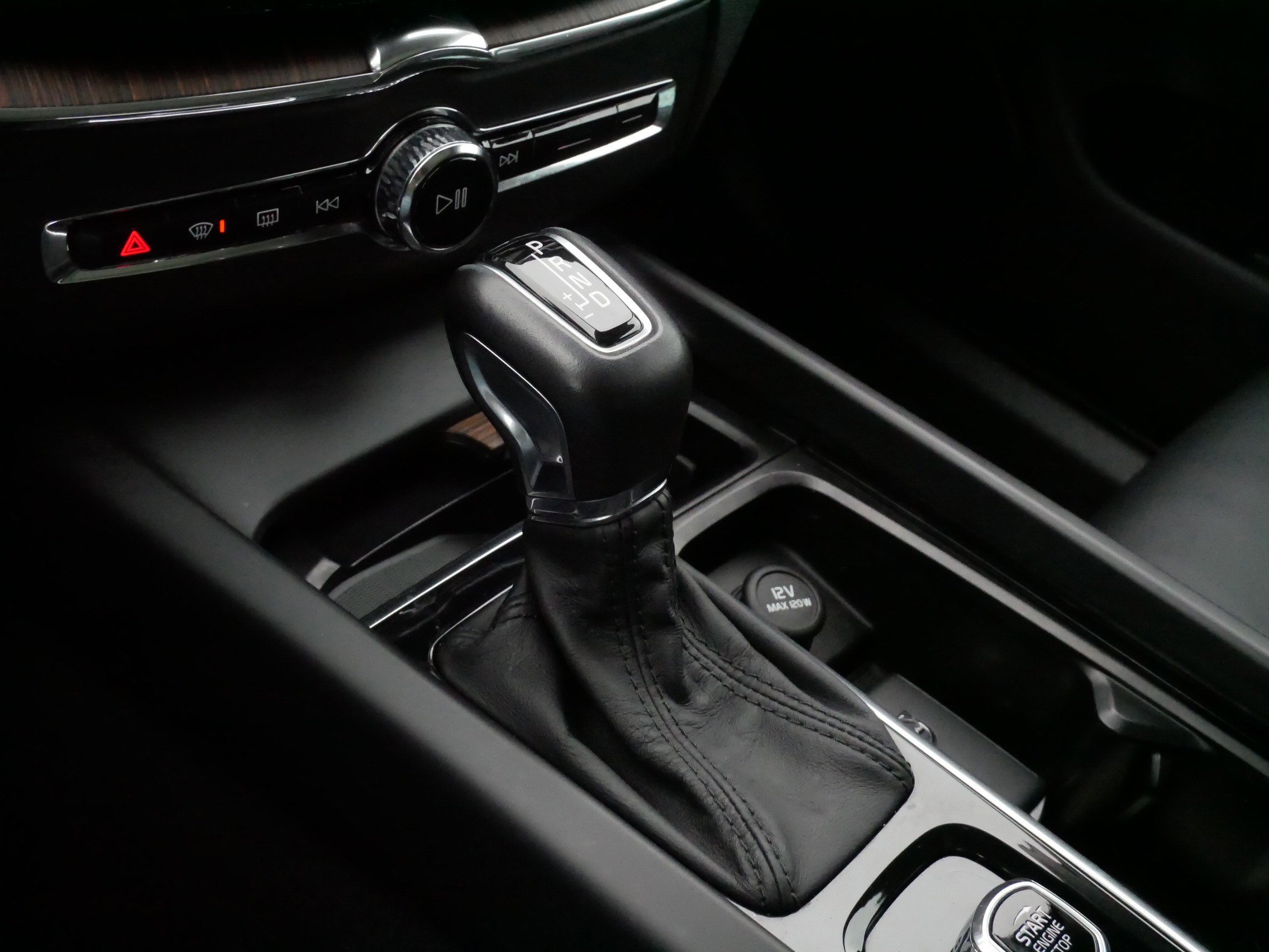 Used 2021 Volvo XC60 T5 Momentum w/ Premium Package image 24