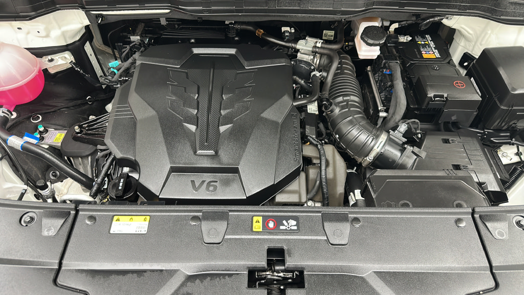 Used 2025 Kia Carnival FWD image 21