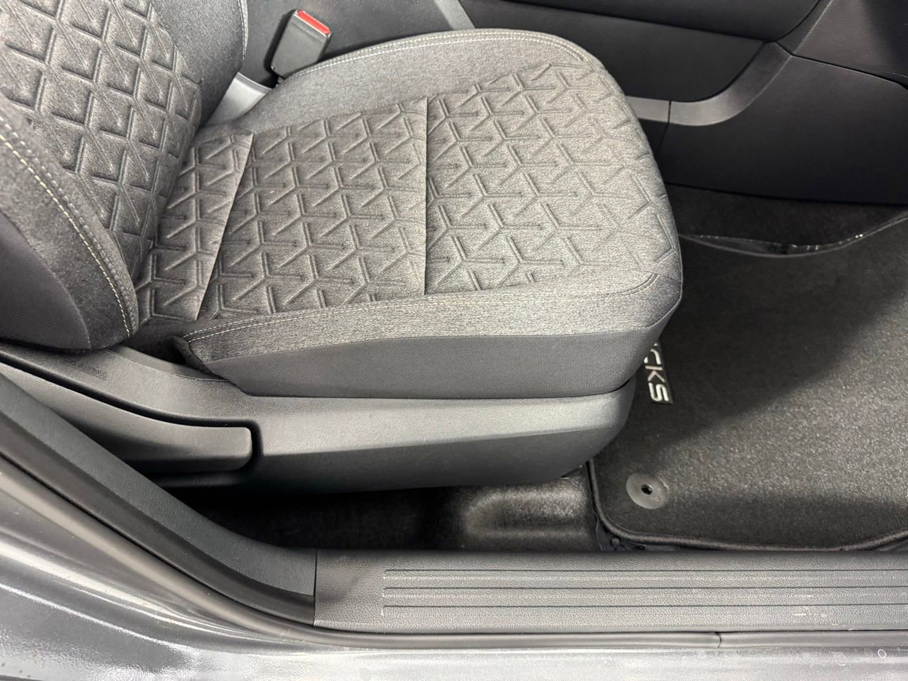 Used 2025 Nissan Kicks SV image 32