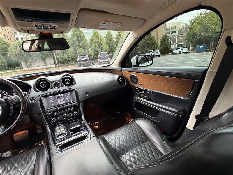 Used 2016 Jaguar XJ L Supercharged RWD image 32