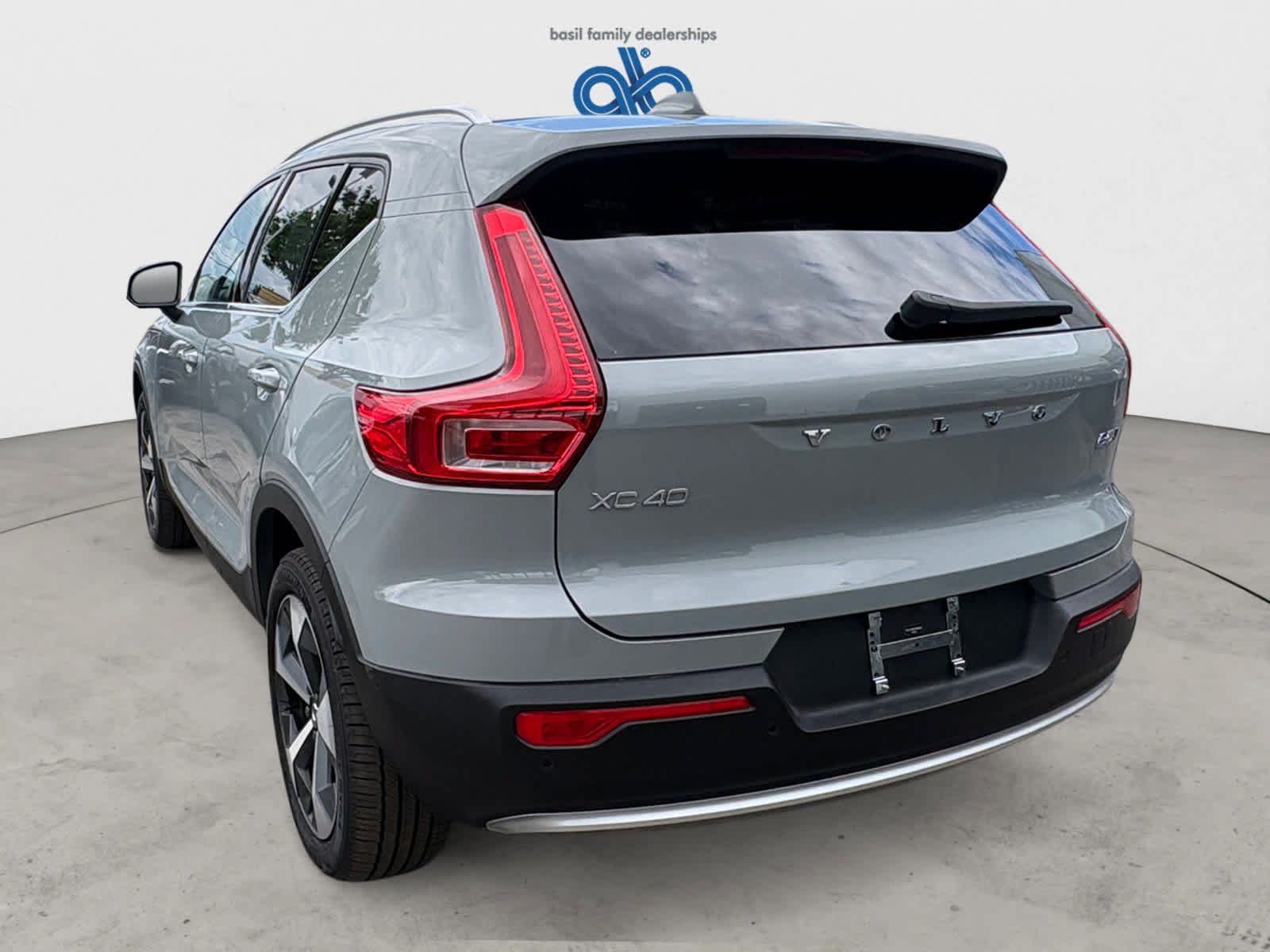 Used 2025 Volvo XC40 B5 Plus AWD/4WD image 4