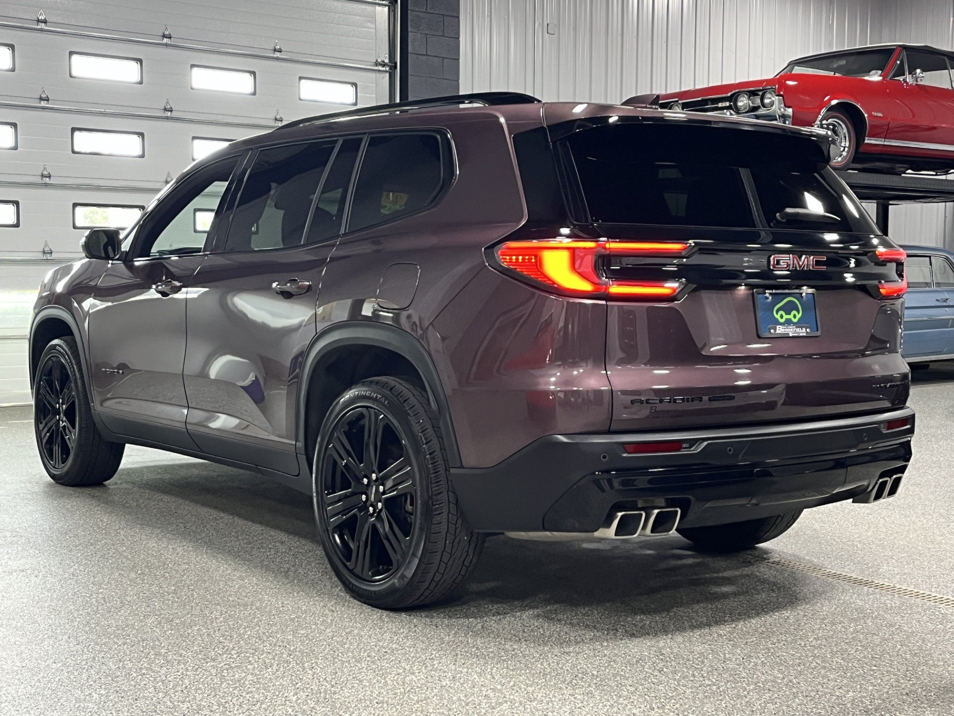 Certified 2025 GMC Acadia Elevation w/ Elevation Premium Package AWD/4WD image 3