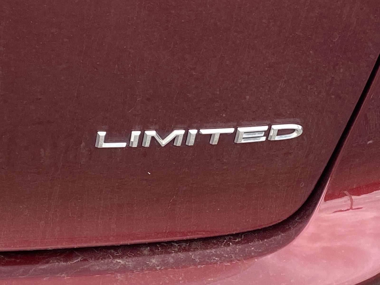 Used 2023 Chrysler Pacifica Limited w/ Uconnect Theater Family Group FWD image 12