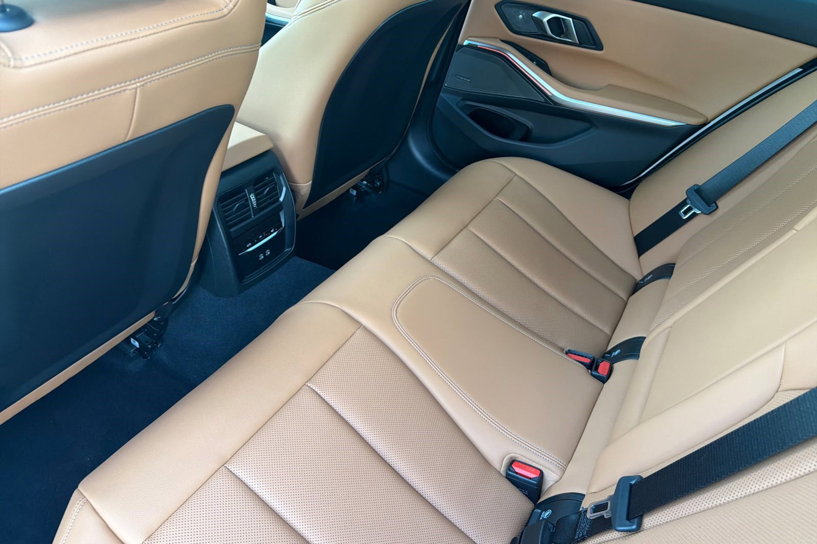 Used 2025 BMW 330i Sedan w/ Premium Package image 15