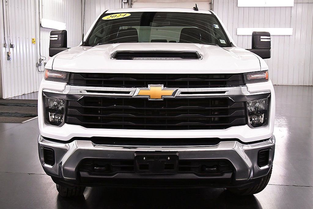 Used 2024 Chevrolet Silverado 2500 LT image 2