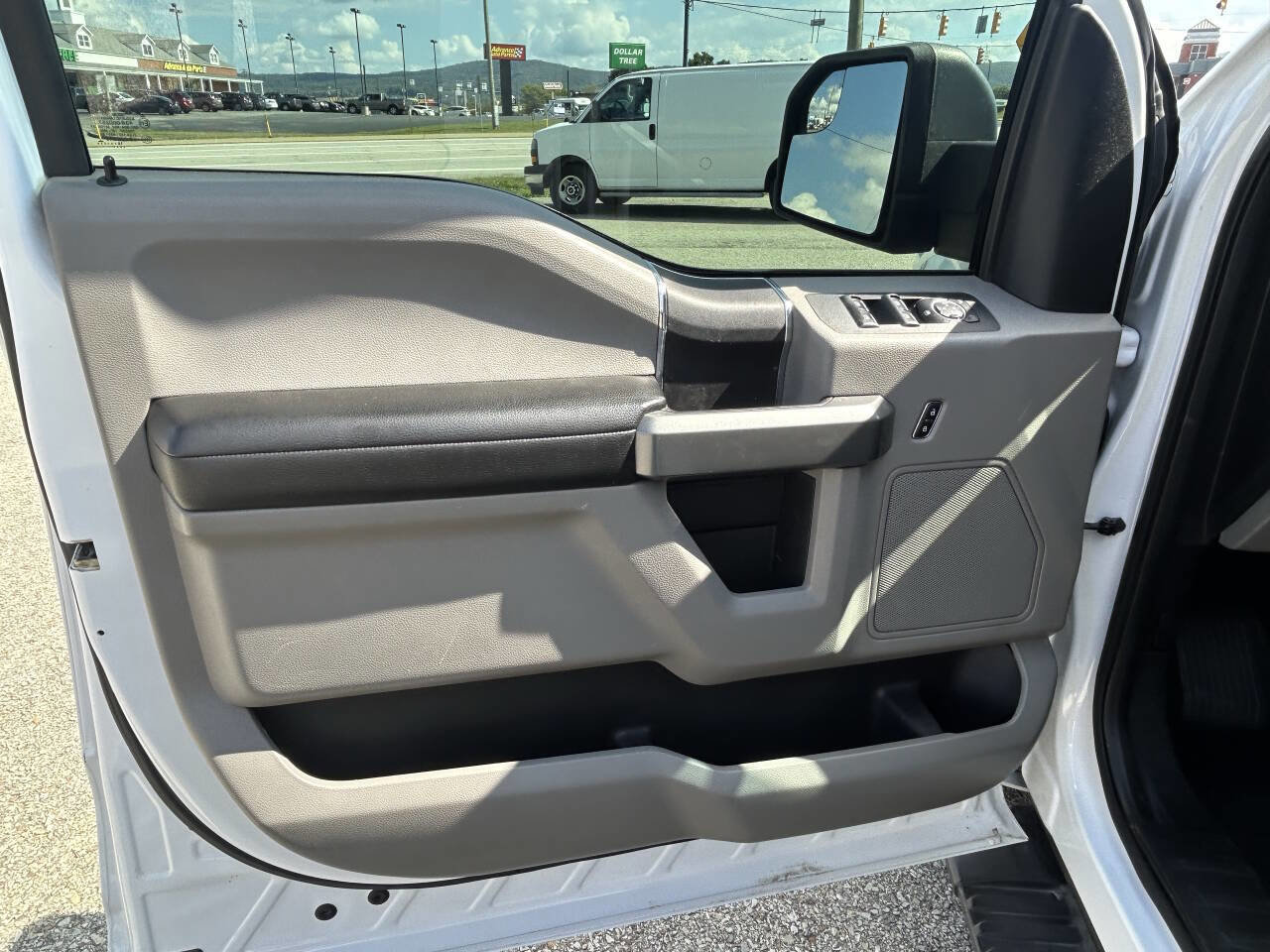 Used 2016 Ford F150 XLT w/ Trailer Tow Package image 9