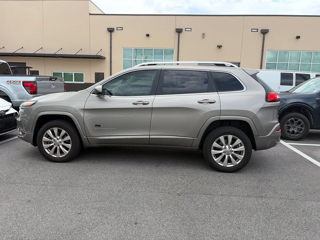 Used 2017 Jeep Cherokee Overland w/ Technology Group AWD/4WD image 4
