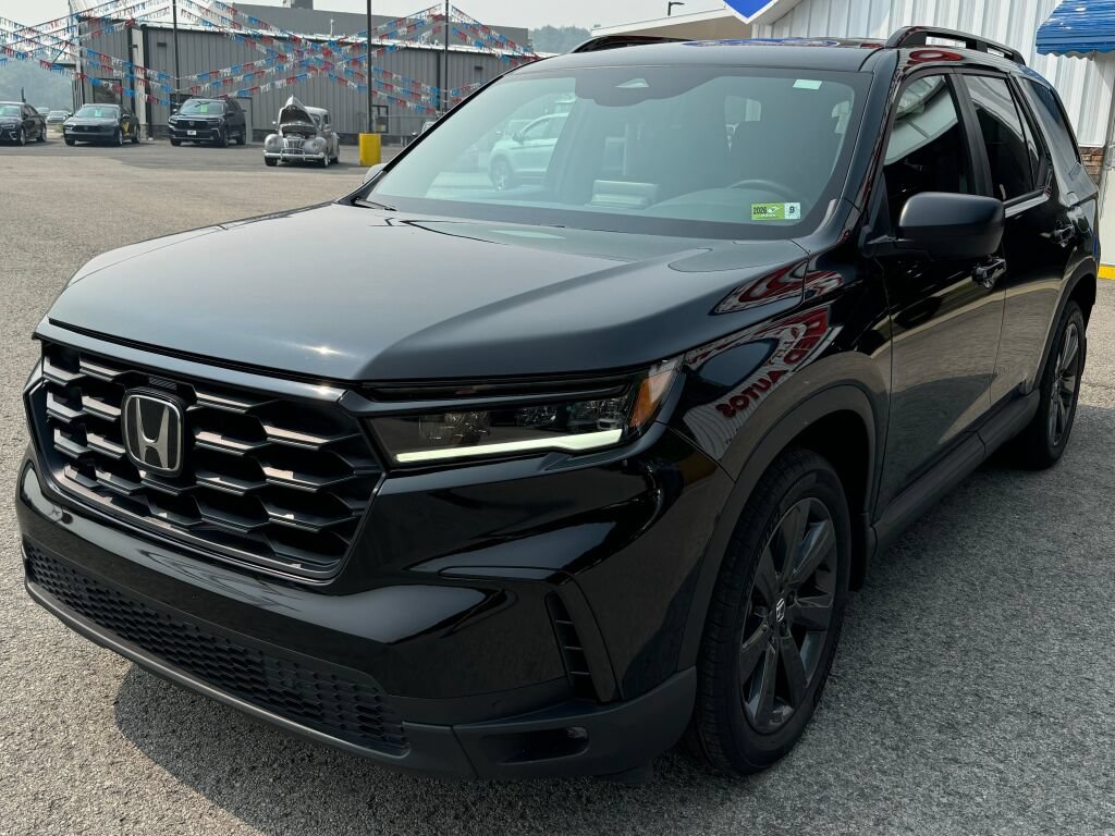 Used 2025 Honda Pilot Sport image 3