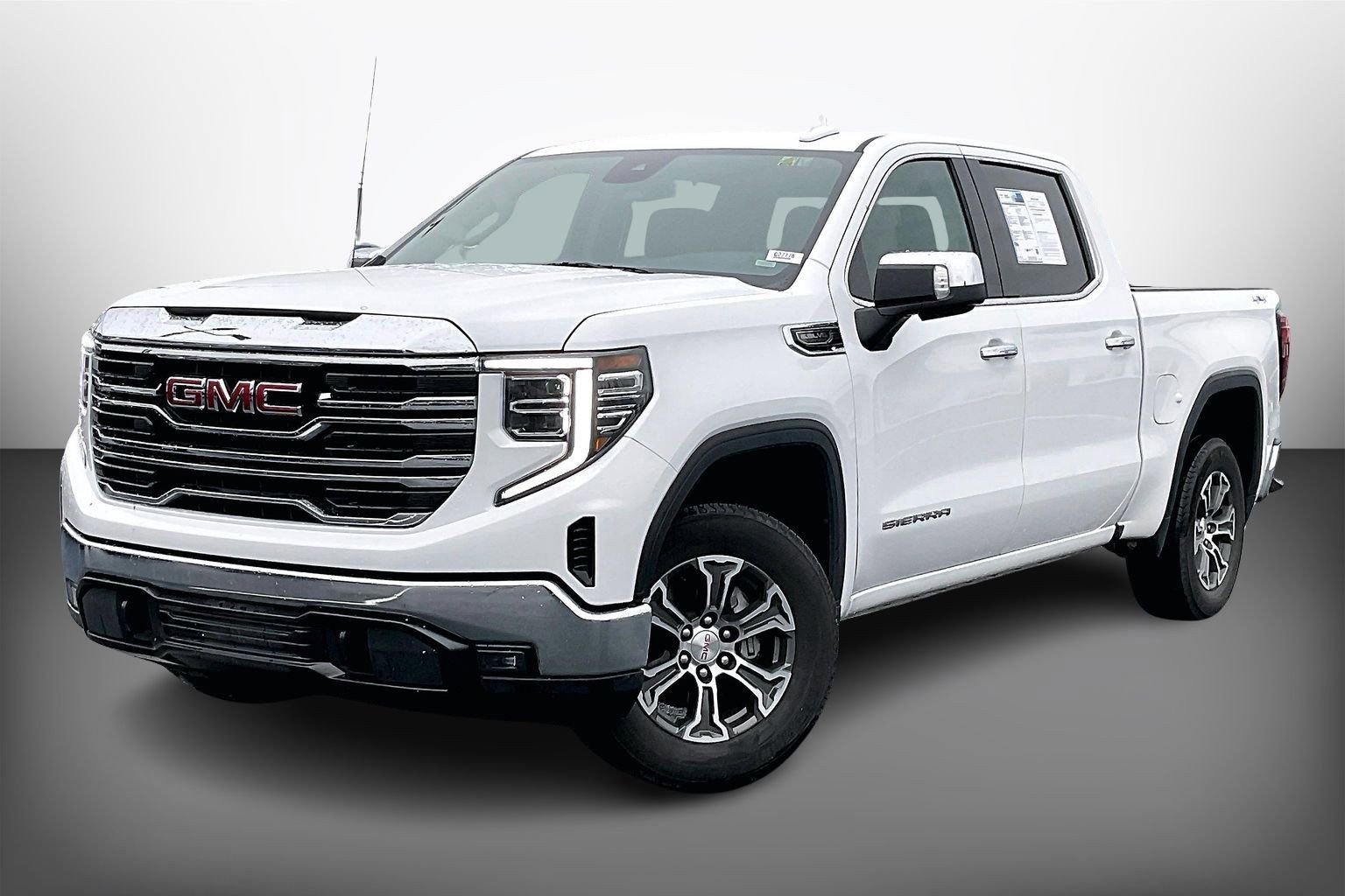 Used 2024 GMC Sierra 1500 SLT image 2