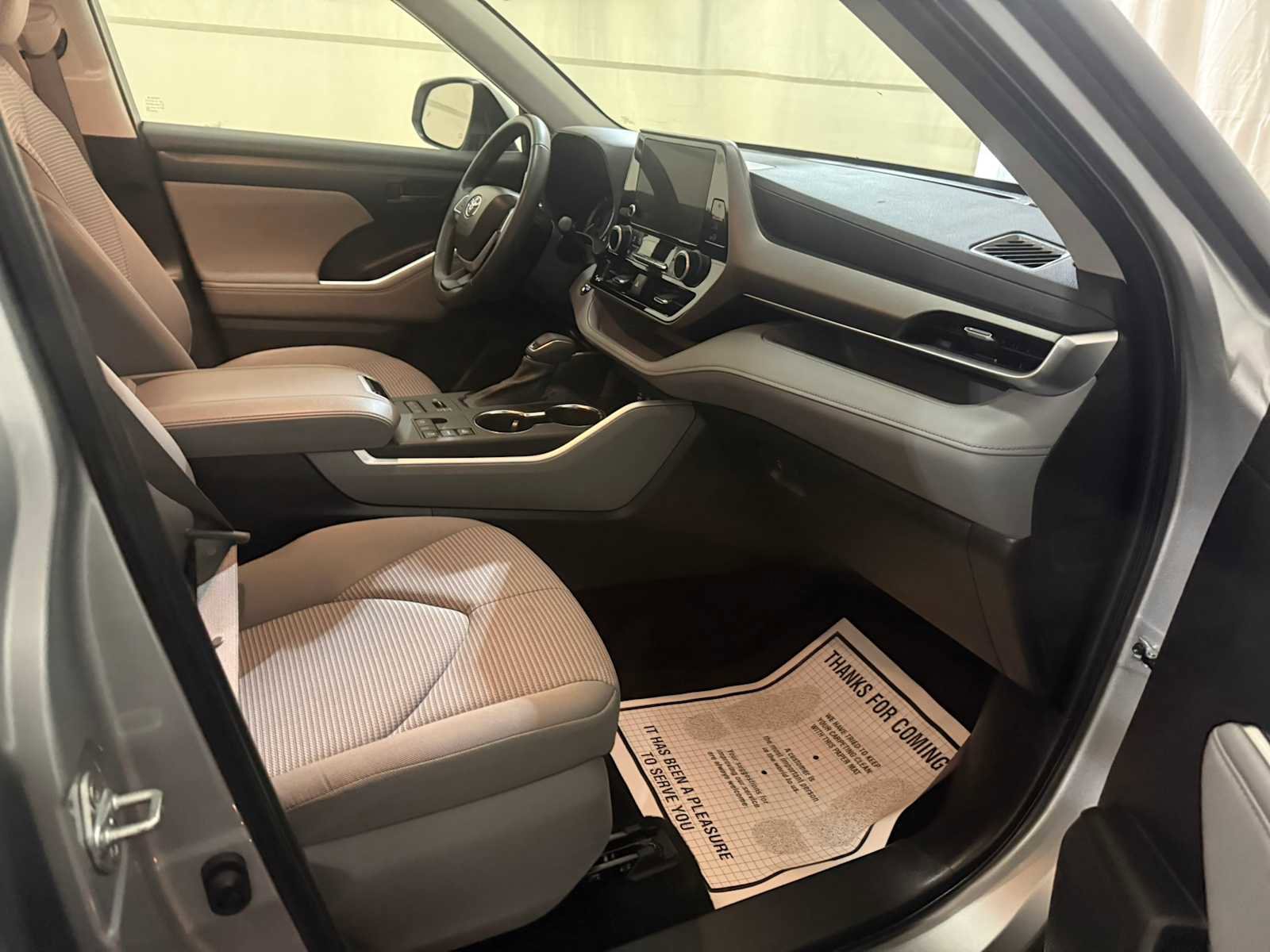 Used 2023 Toyota Highlander LE AWD/4WD image 27