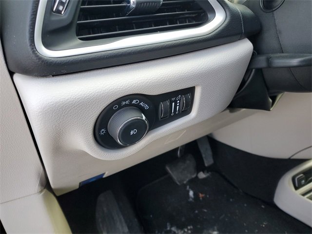 Used 2024 Chrysler Pacifica Touring-L image 17