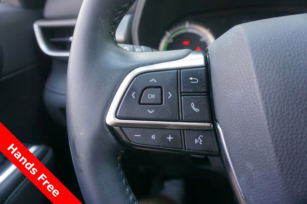 Used 2021 Toyota Highlander LE AWD/4WD image 4