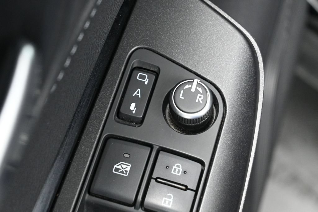 Certified 2021 Toyota Venza LE w/ Carpet Mat Package (TMS) AWD/4WD image 12