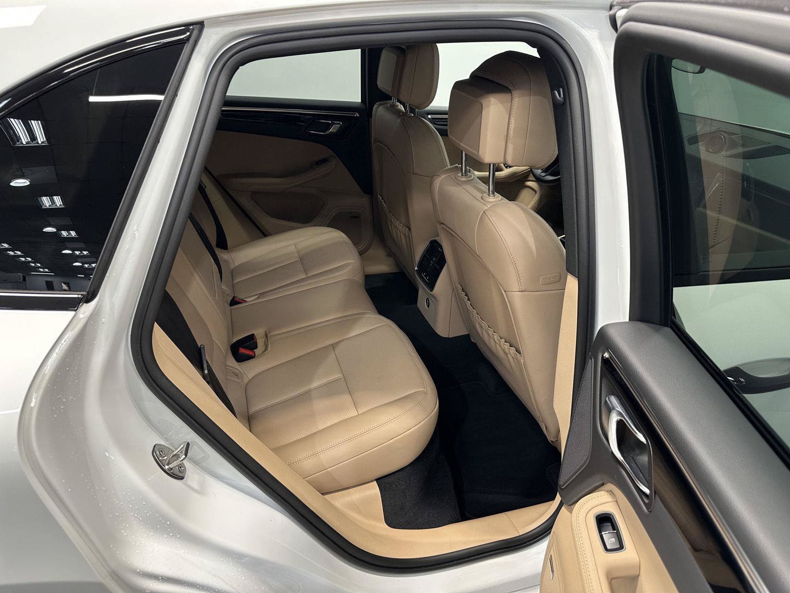 Certified 2025 Porsche Macan AWD/4WD image 40