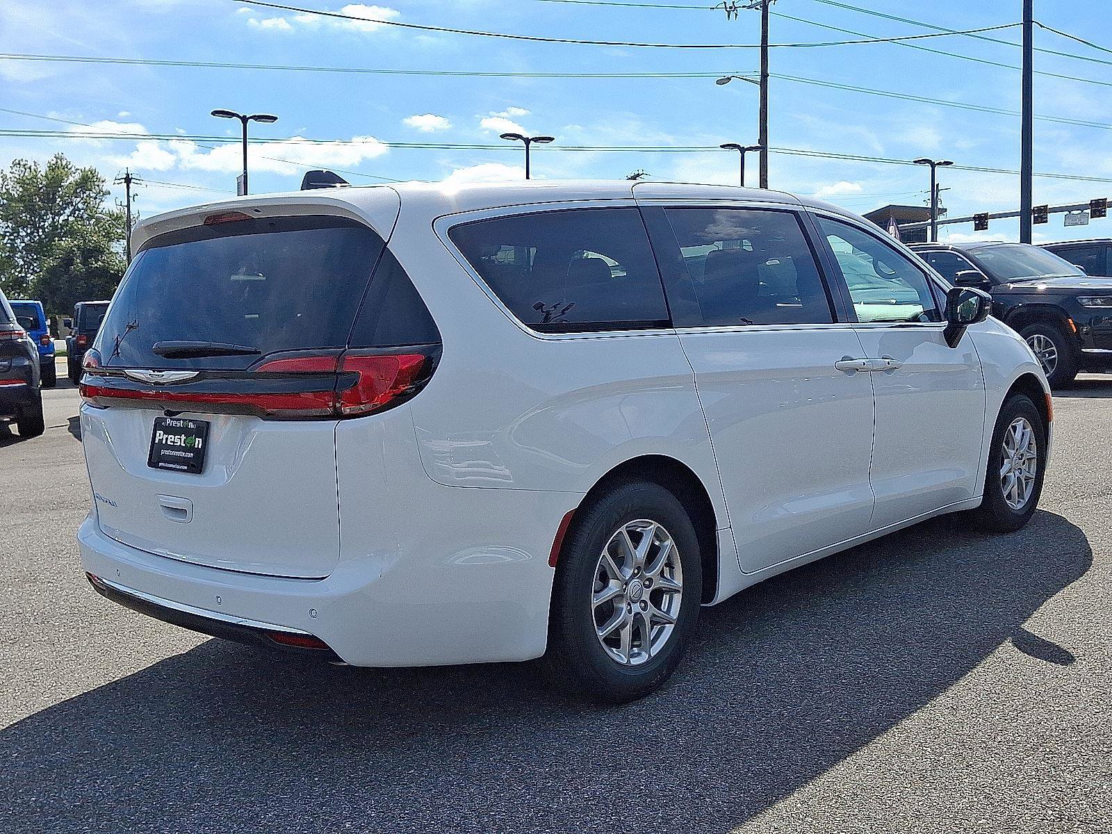 New 2026 Chrysler Pacifica Select image 2