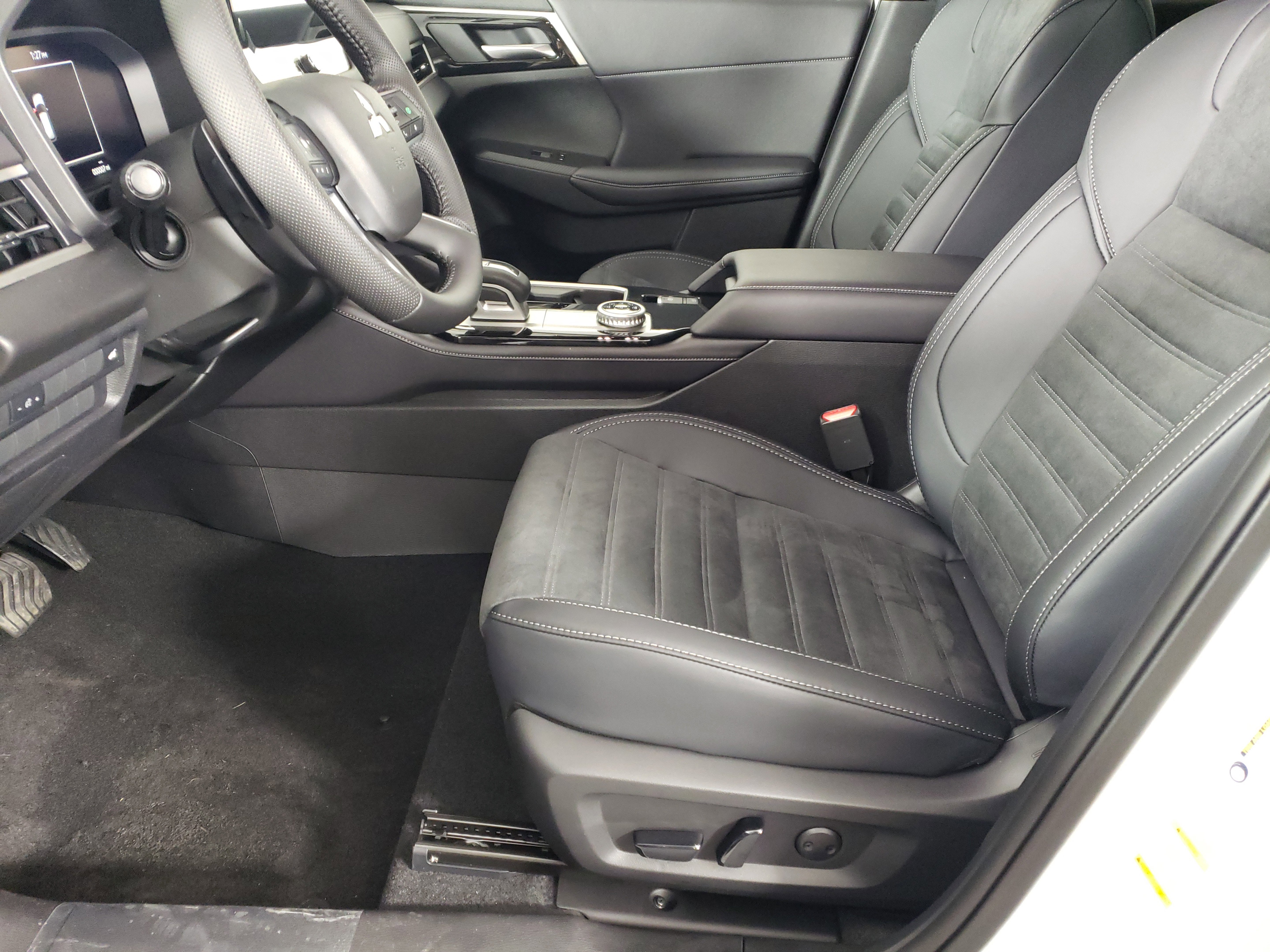 New 2025 Mitsubishi Outlander SE image 9