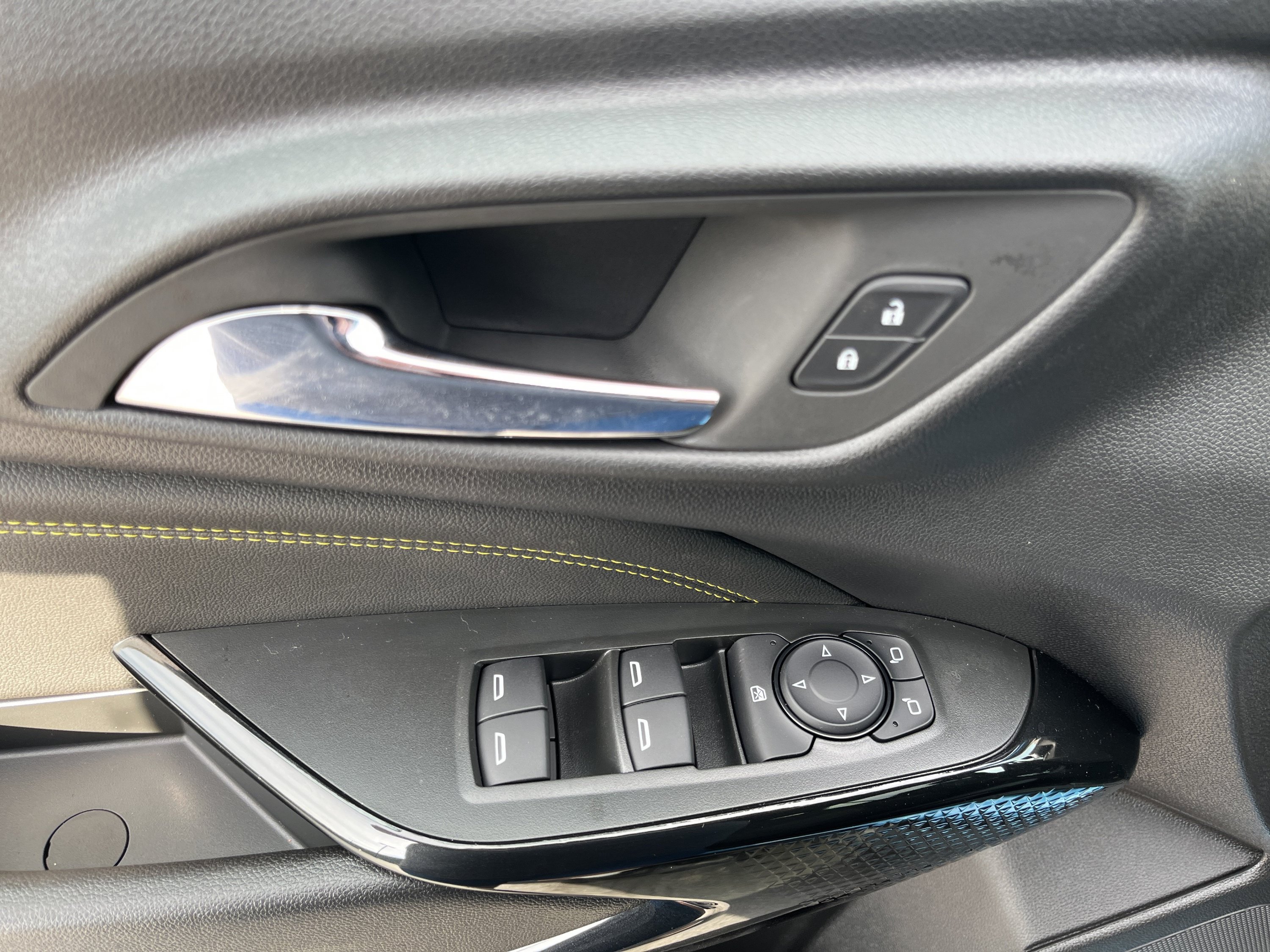 New 2026 Chevrolet Trax LT w/ Midnight Edition FWD image 18