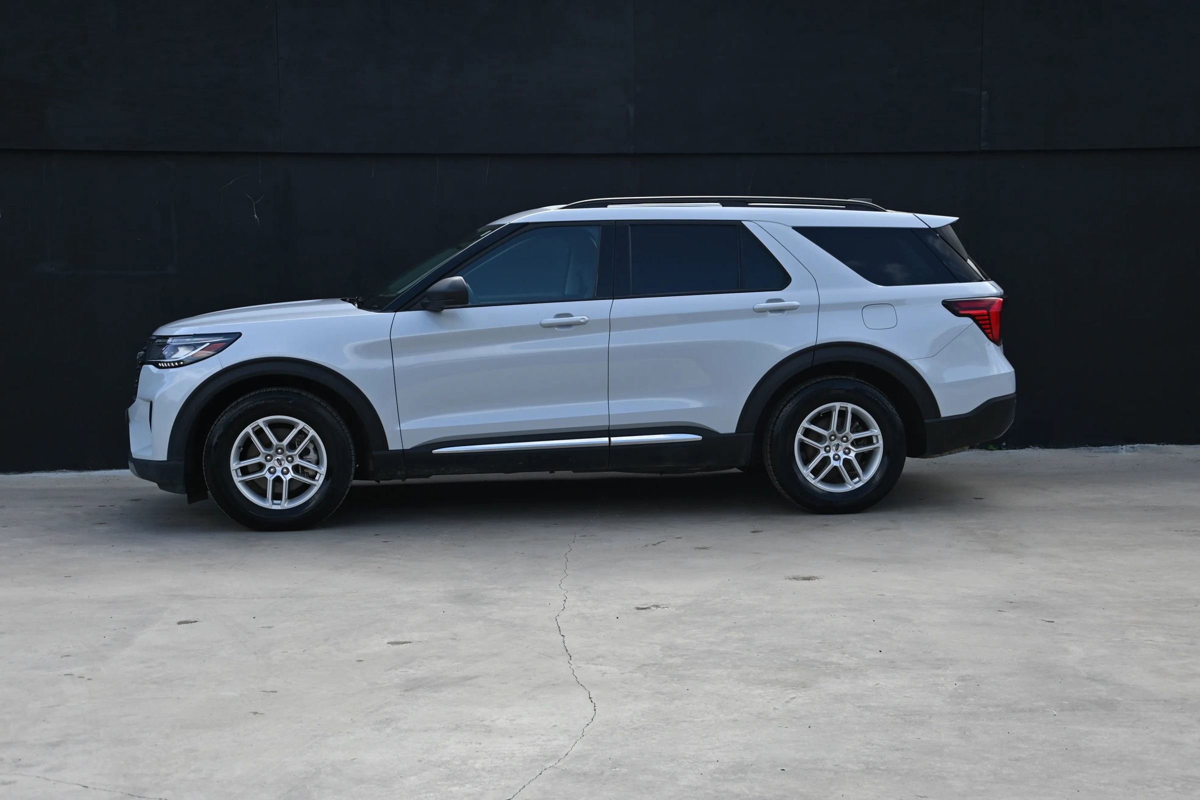 Used 2025 Ford Explorer Active w/ Active Comfort Package RWD image 7