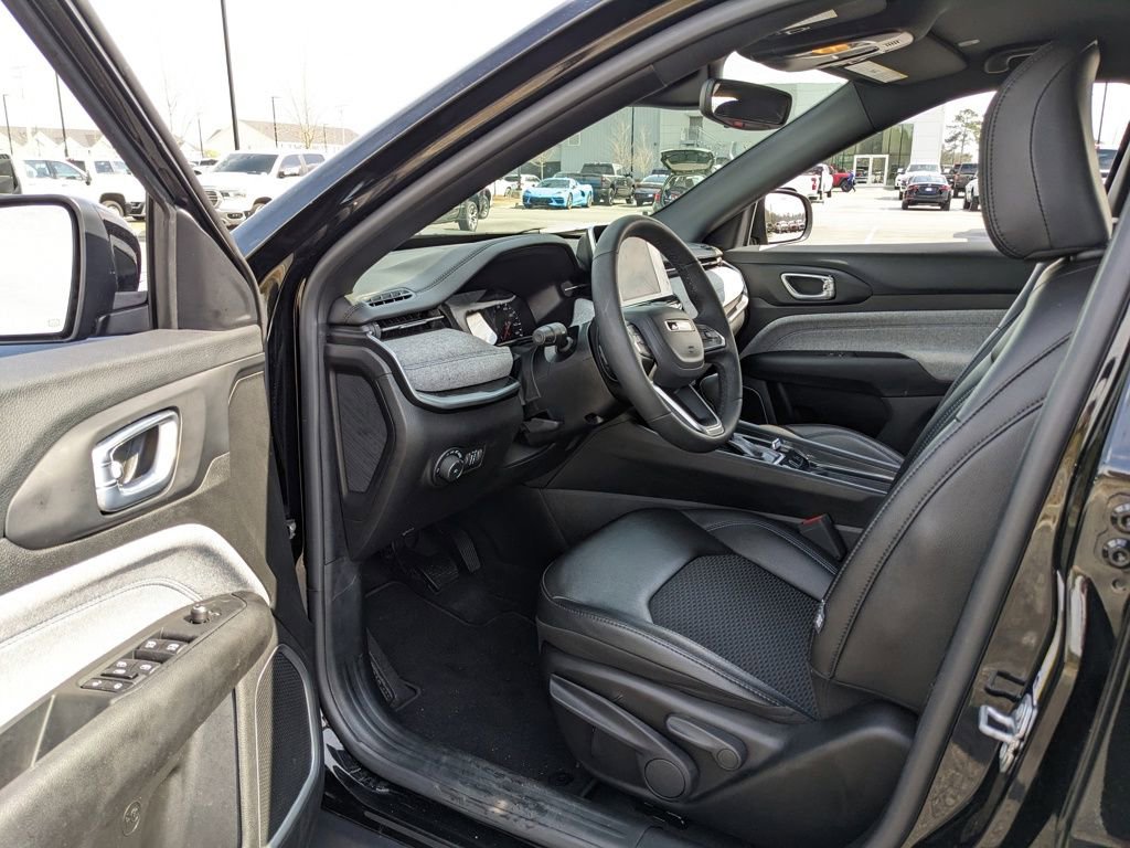 Certified 2025 Jeep Compass Latitude image 37