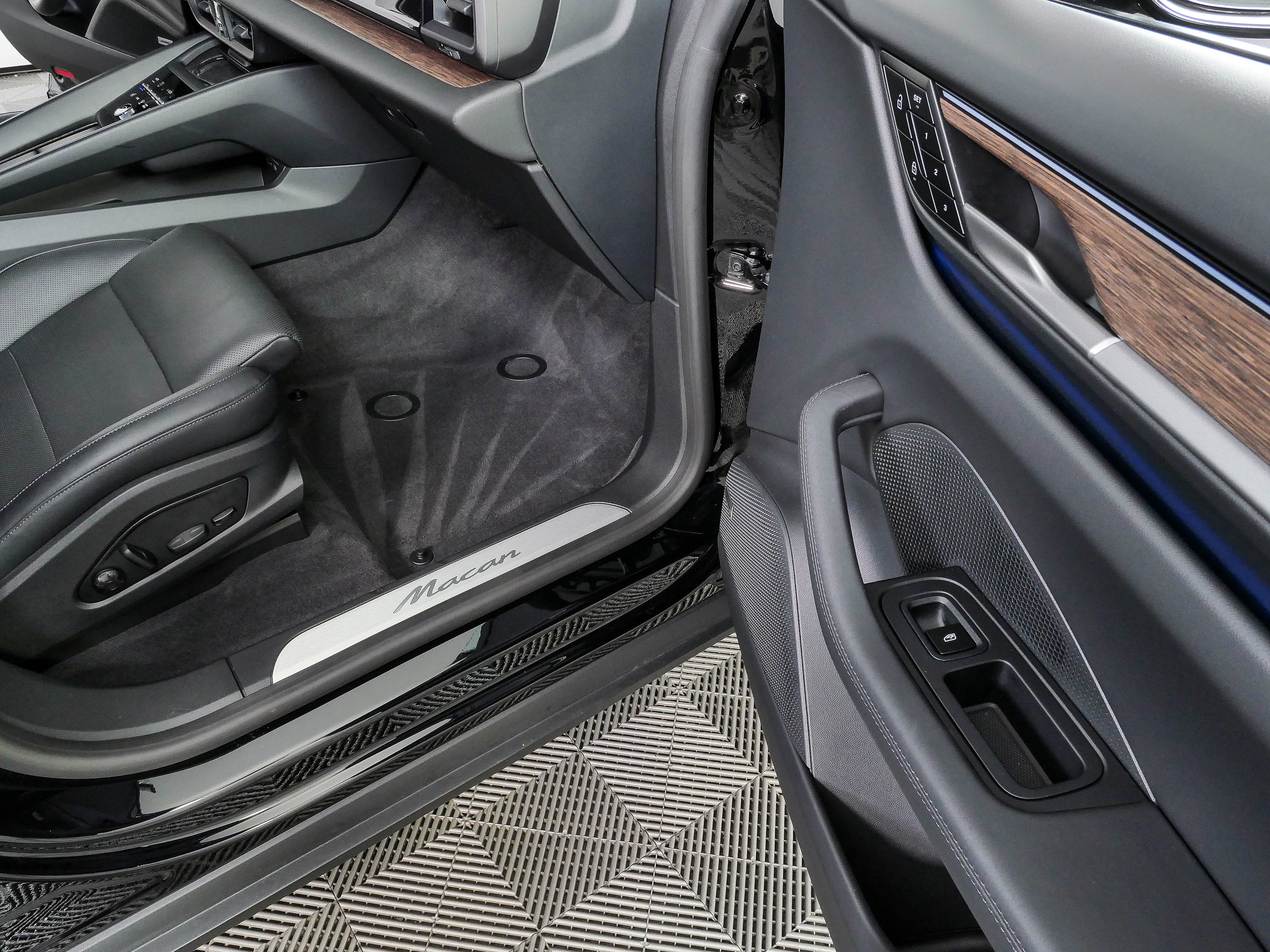 Used 2025 Porsche Macan Electric RWD image 25
