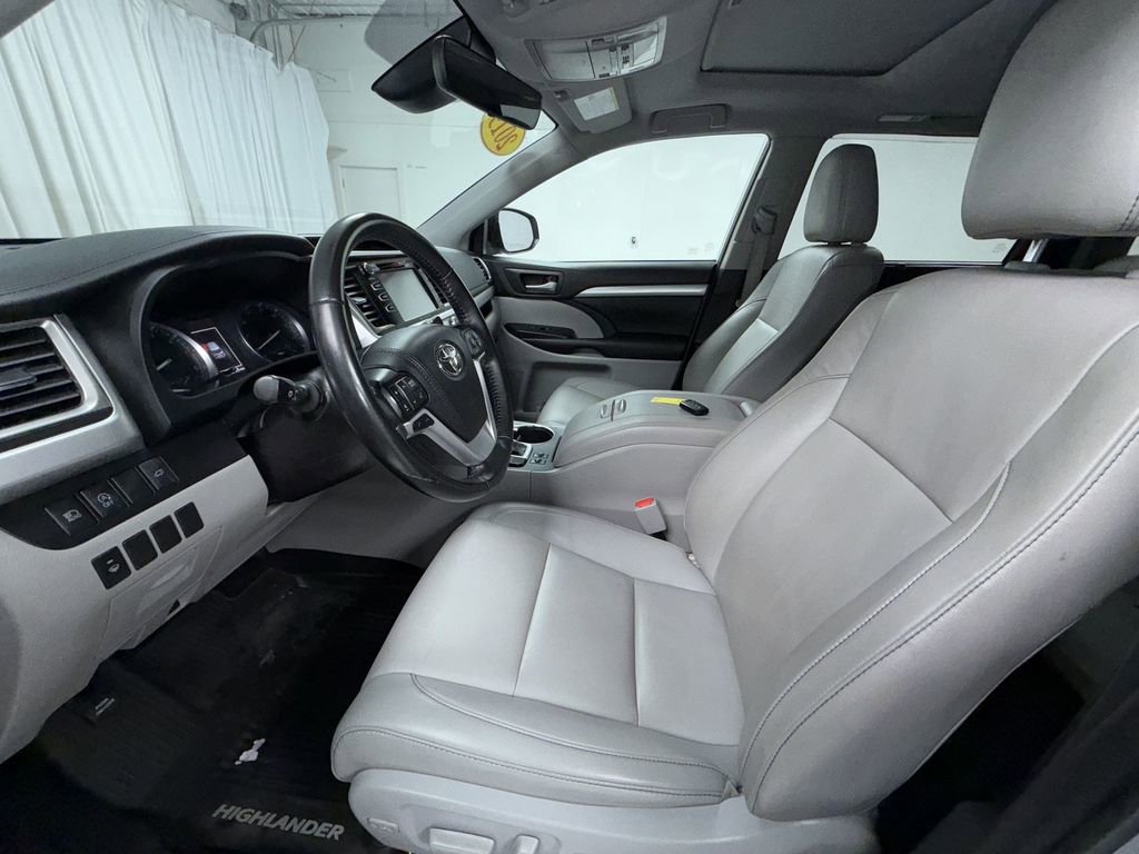 Used 2019 Toyota Highlander XLE AWD/4WD image 3