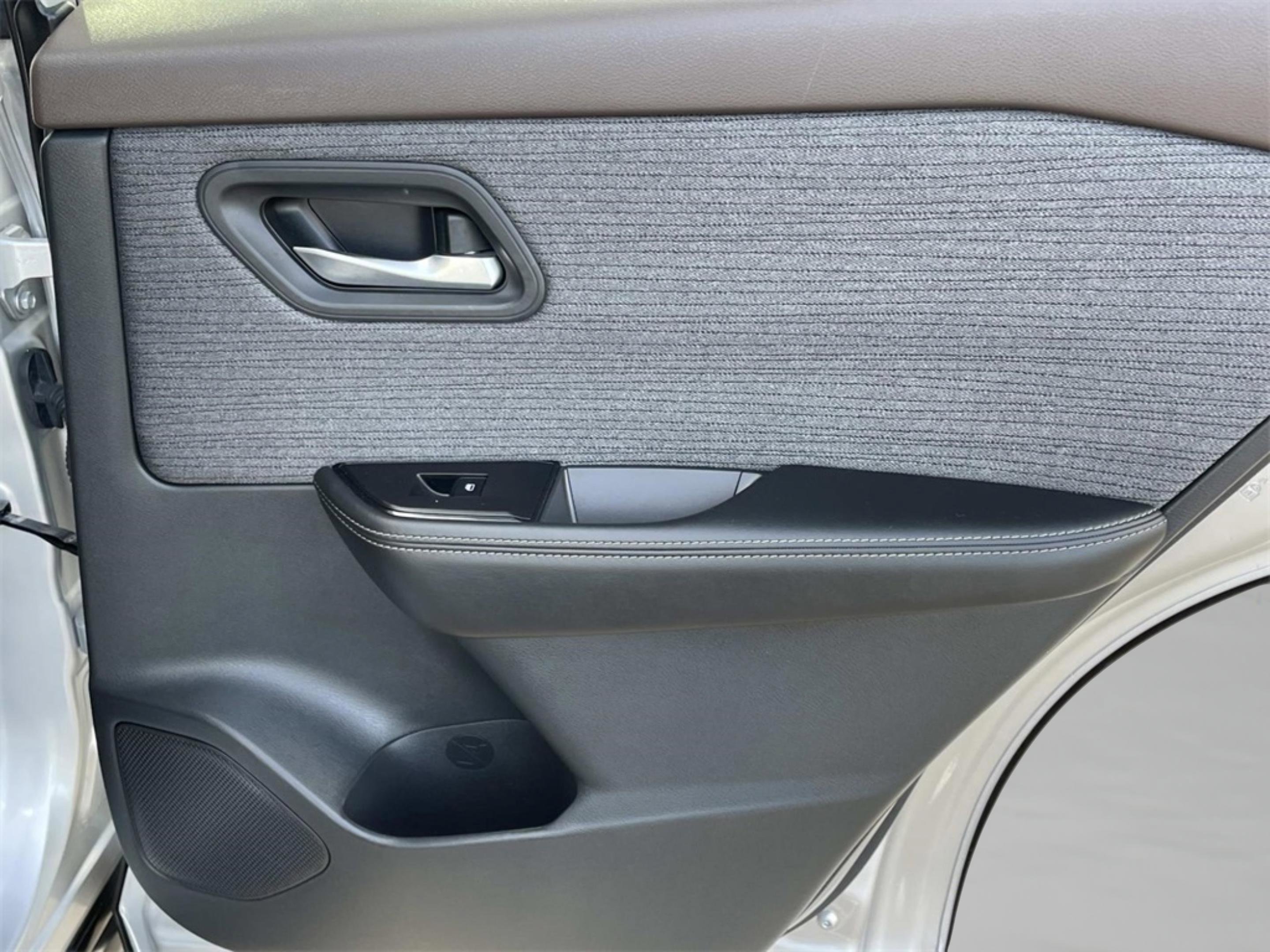 Used 2021 Nissan Rogue SV image 16