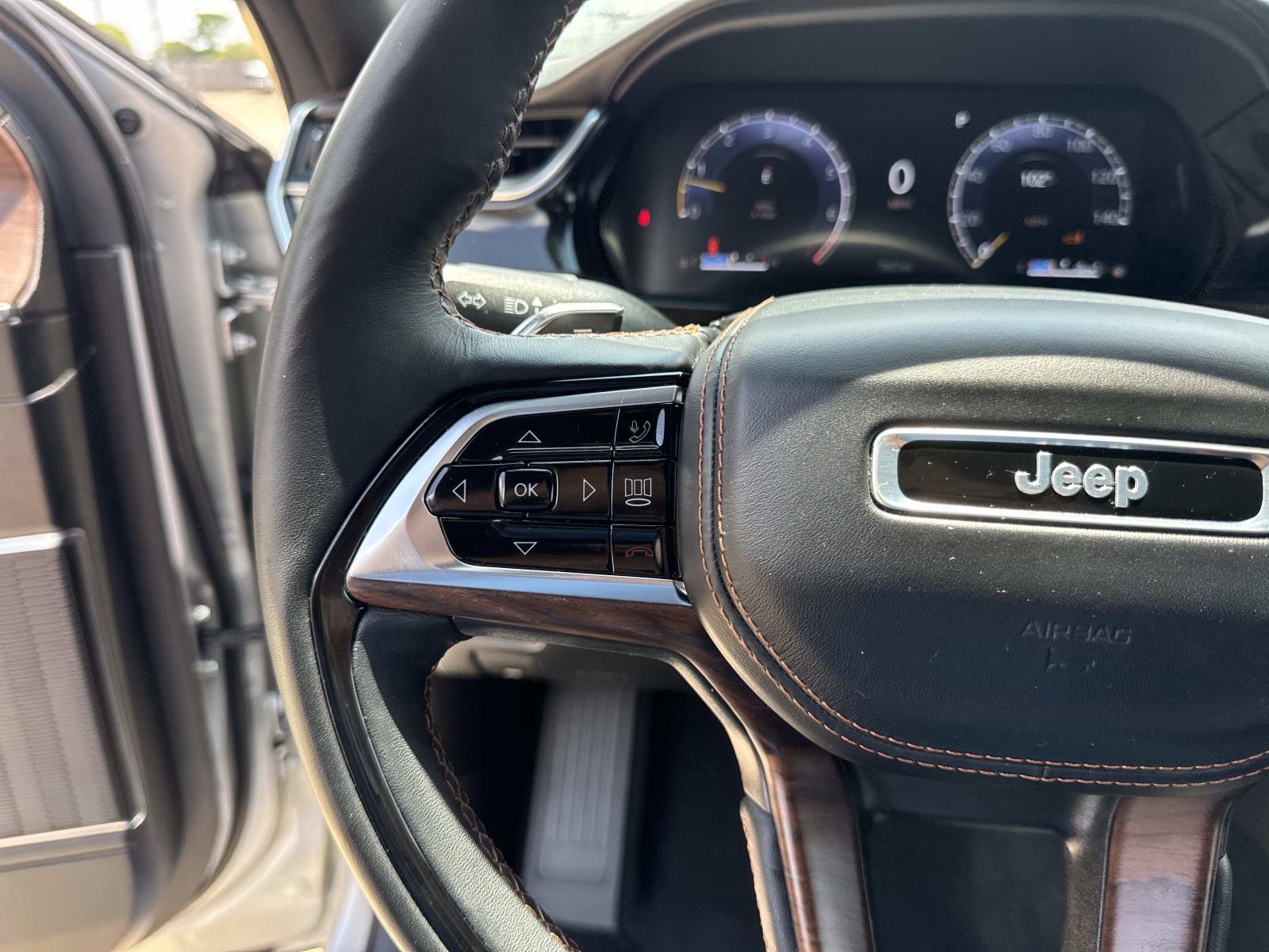 Used 2025 Jeep Grand Cherokee L Summit w/ Obsidian Package AWD/4WD image 23