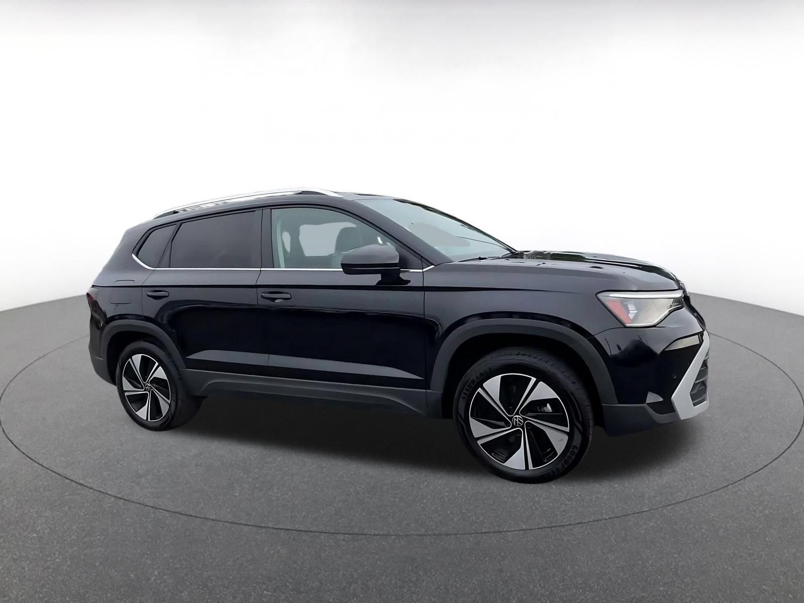 Used 2026 Volkswagen Taos SE AWD/4WD image 2