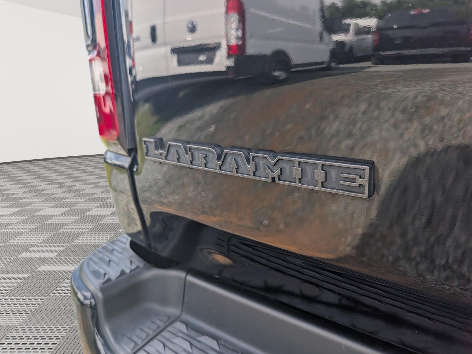 Used 2019 RAM 1500 Laramie AWD/4WD image 10