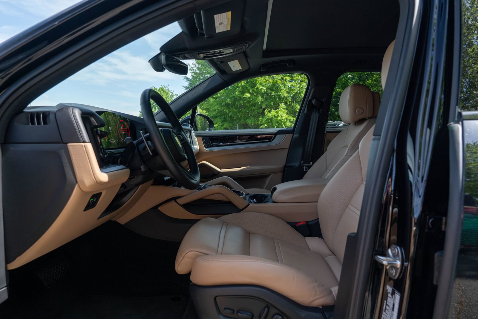 Certified 2024 Porsche Cayenne w/ Premium Package Plus (PFM) AWD/4WD image 24