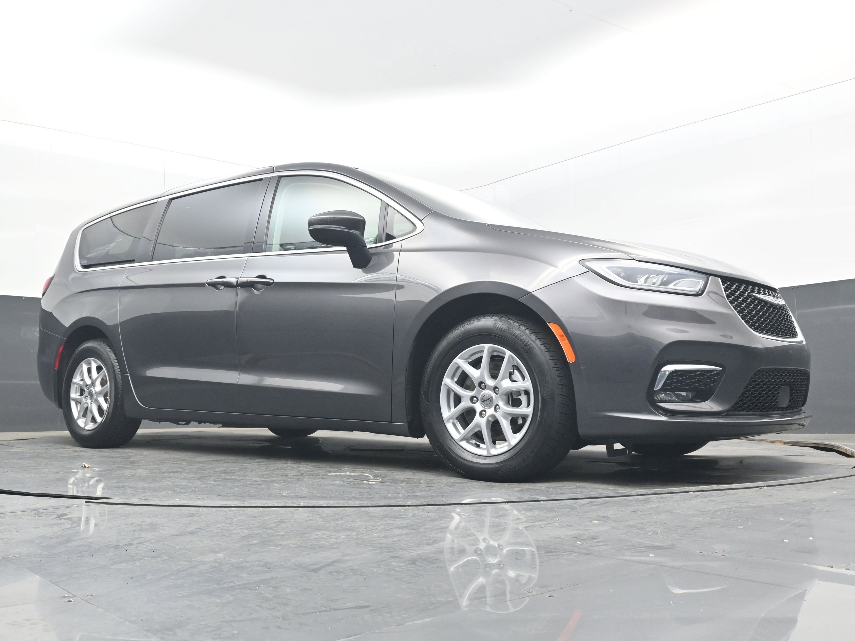 Used 2023 Chrysler Pacifica Touring-L image 24