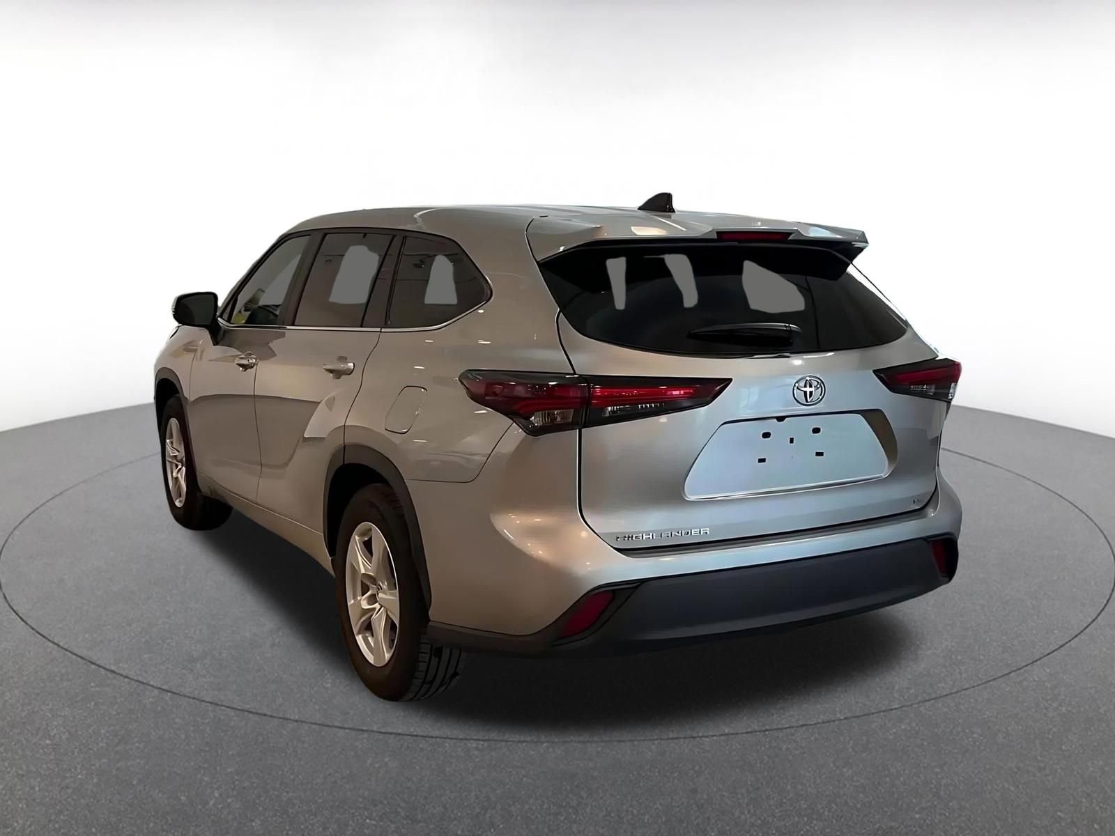 Used 2025 Toyota Highlander LE image 11