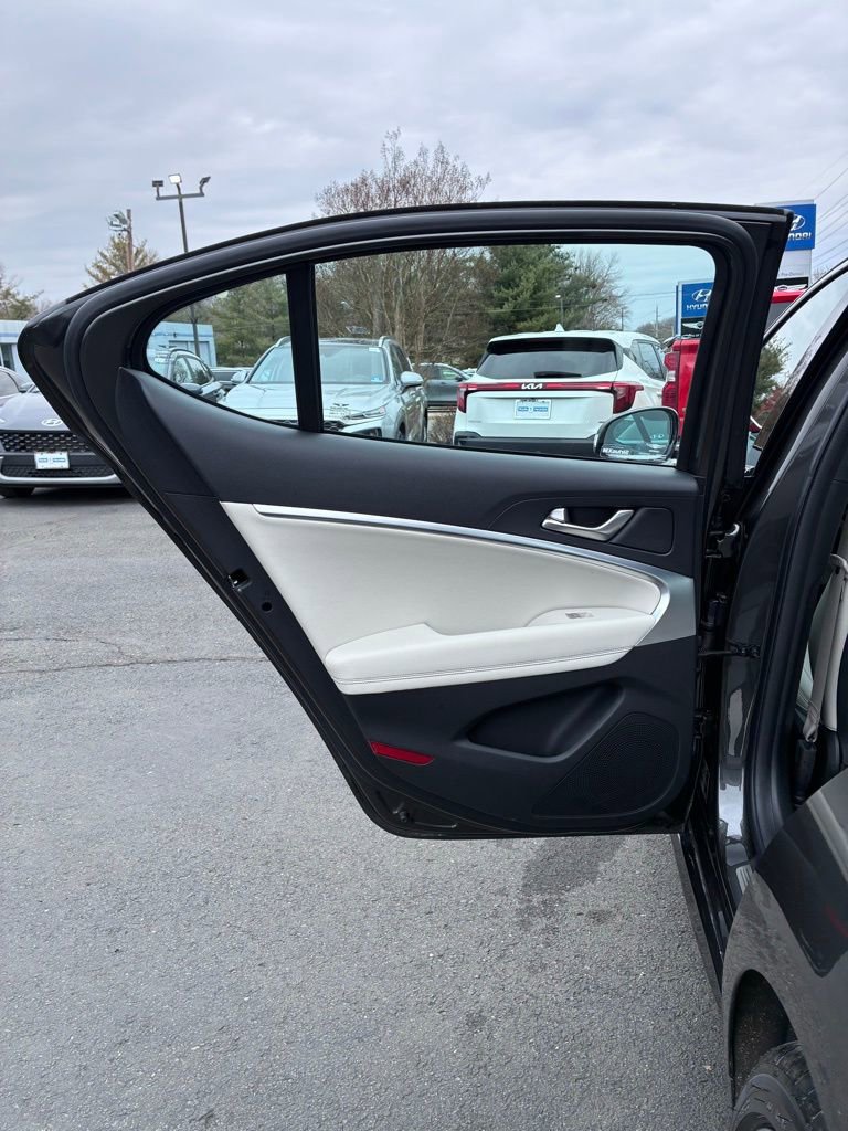 Used 2025 Genesis G70 2.5T image 44