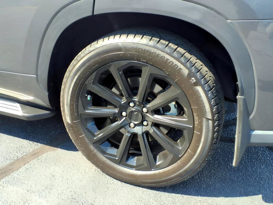 Used 2023 Toyota Highlander LE AWD/4WD image 9