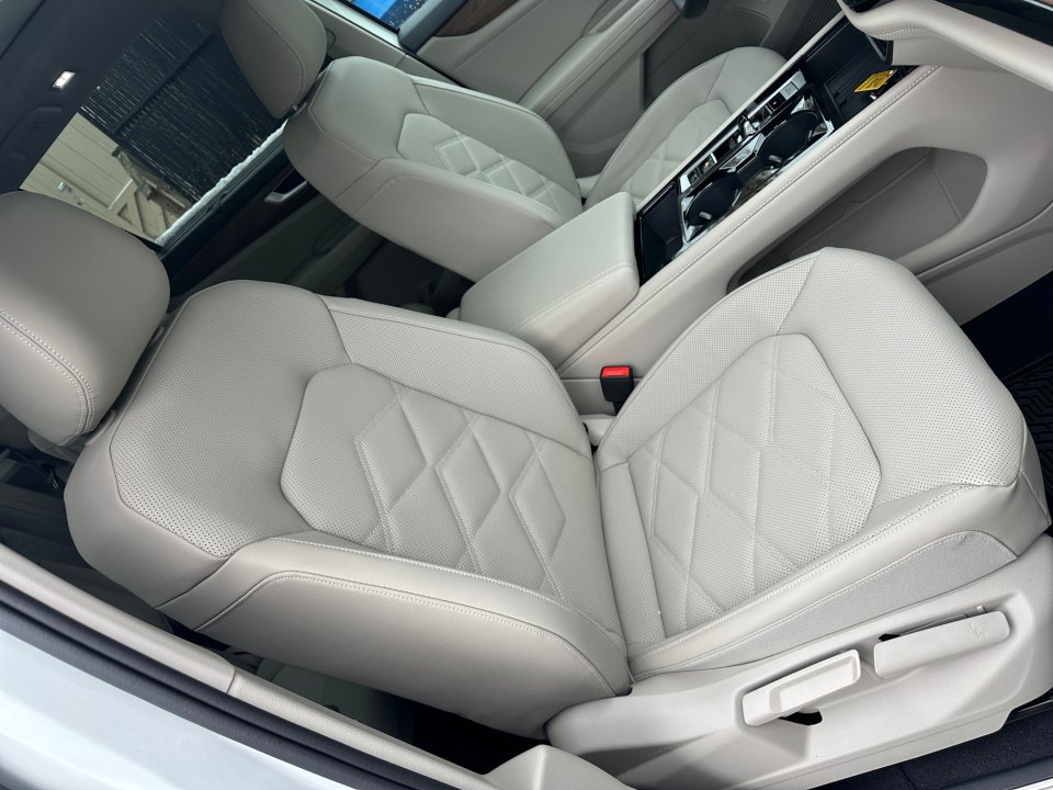 Used 2025 Volkswagen Atlas SE AWD/4WD image 28