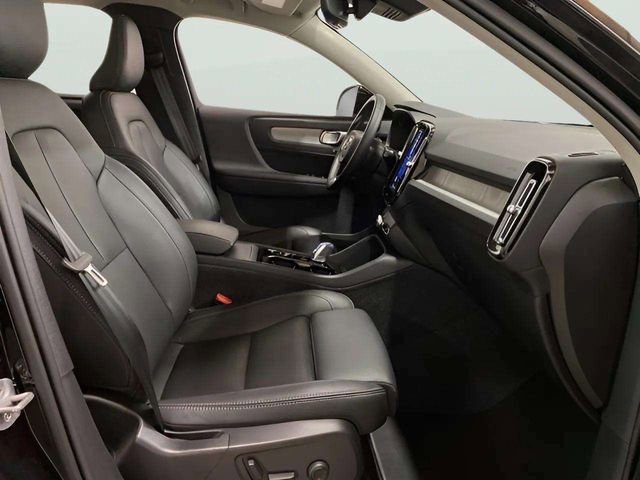 Used 2025 Volvo XC40 B5 Plus image 26