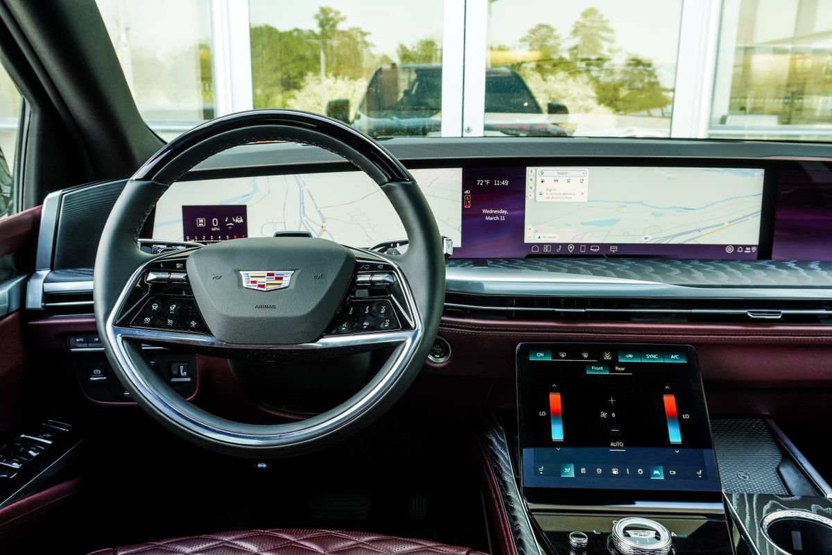Used 2026 Cadillac Escalade Luxury w/ Touring Package AWD/4WD image 17