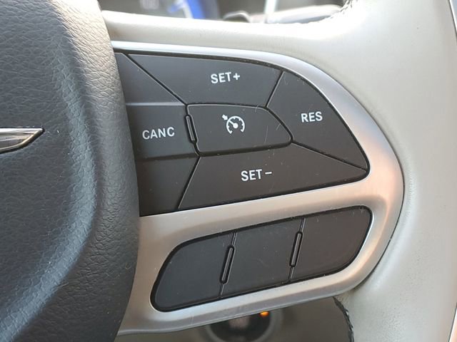 Used 2018 Chrysler Pacifica Limited image 24