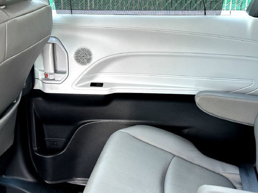 Used 2025 Toyota Sienna XLE FWD image 21