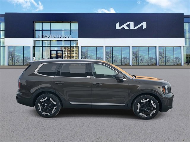 Used 2024 Kia Telluride EX w/ EX Captain's Chair Package image 3