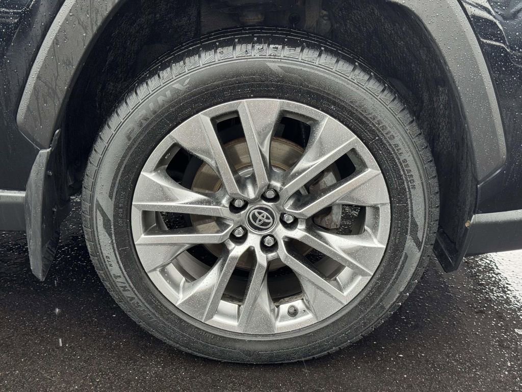 Used 2020 Toyota RAV4 XLE Premium image 27