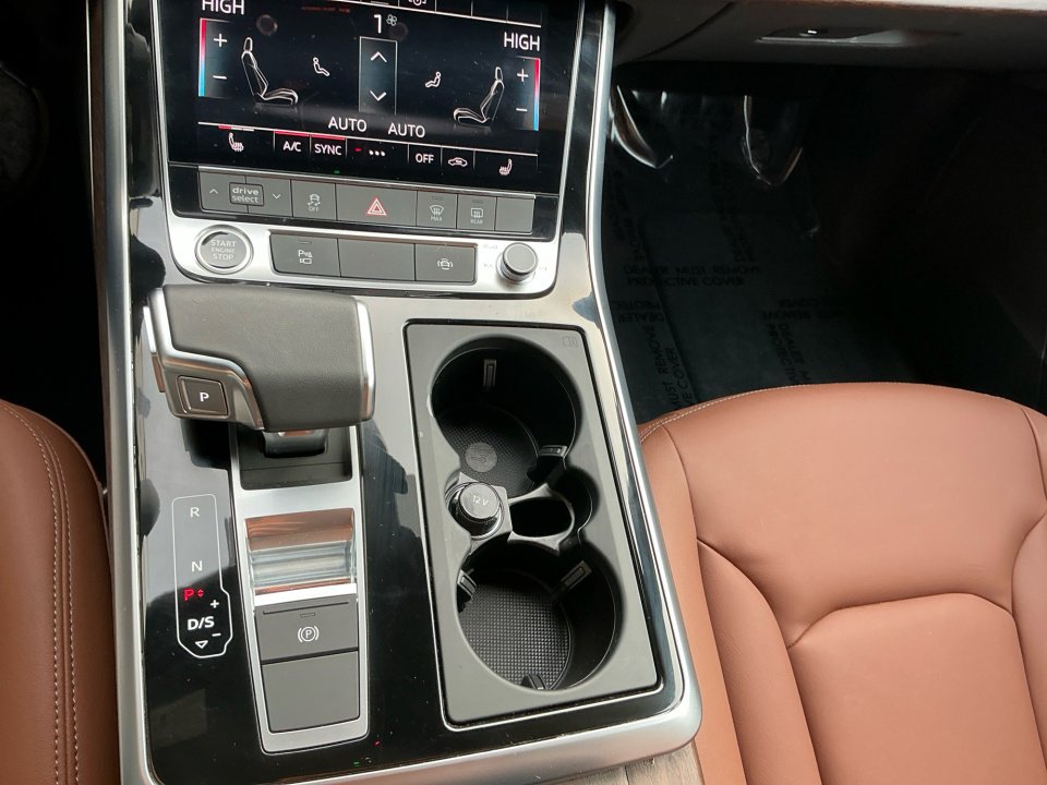 Used 2025 Audi Q8 Premium image 11