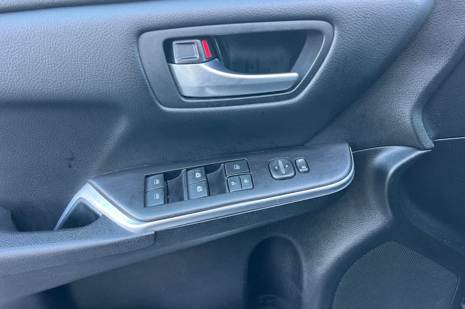 Used 2017 Toyota Camry SE image 12