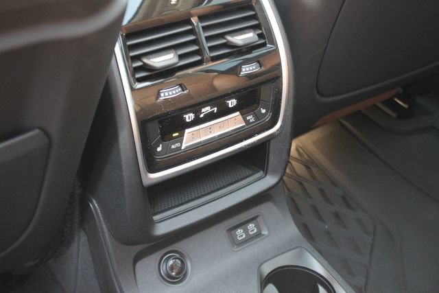 Used 2022 BMW X7 xDrive40i w/ Premium Package AWD/4WD image 26