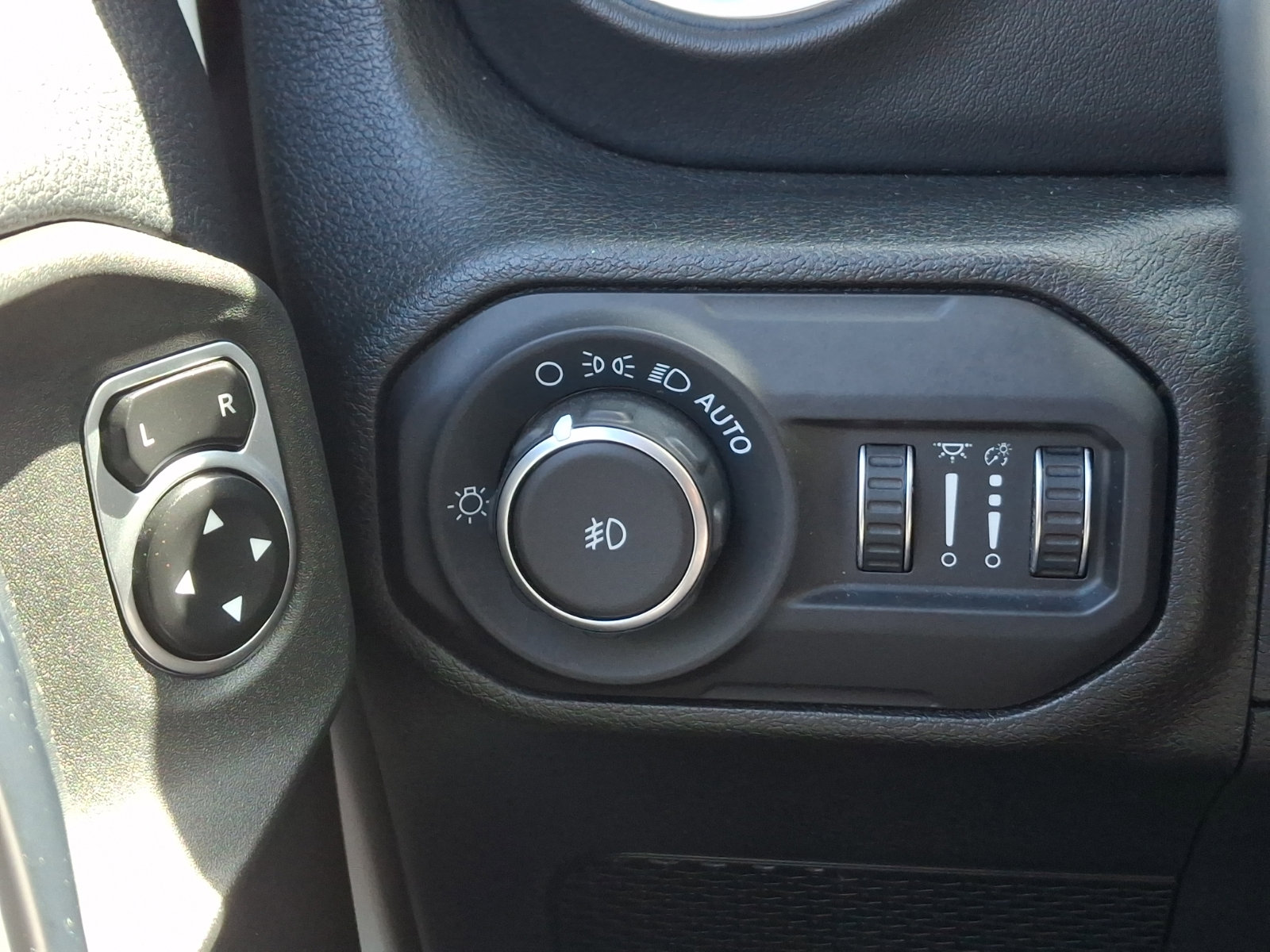 Used 2018 Jeep Wrangler Unlimited Sahara image 23