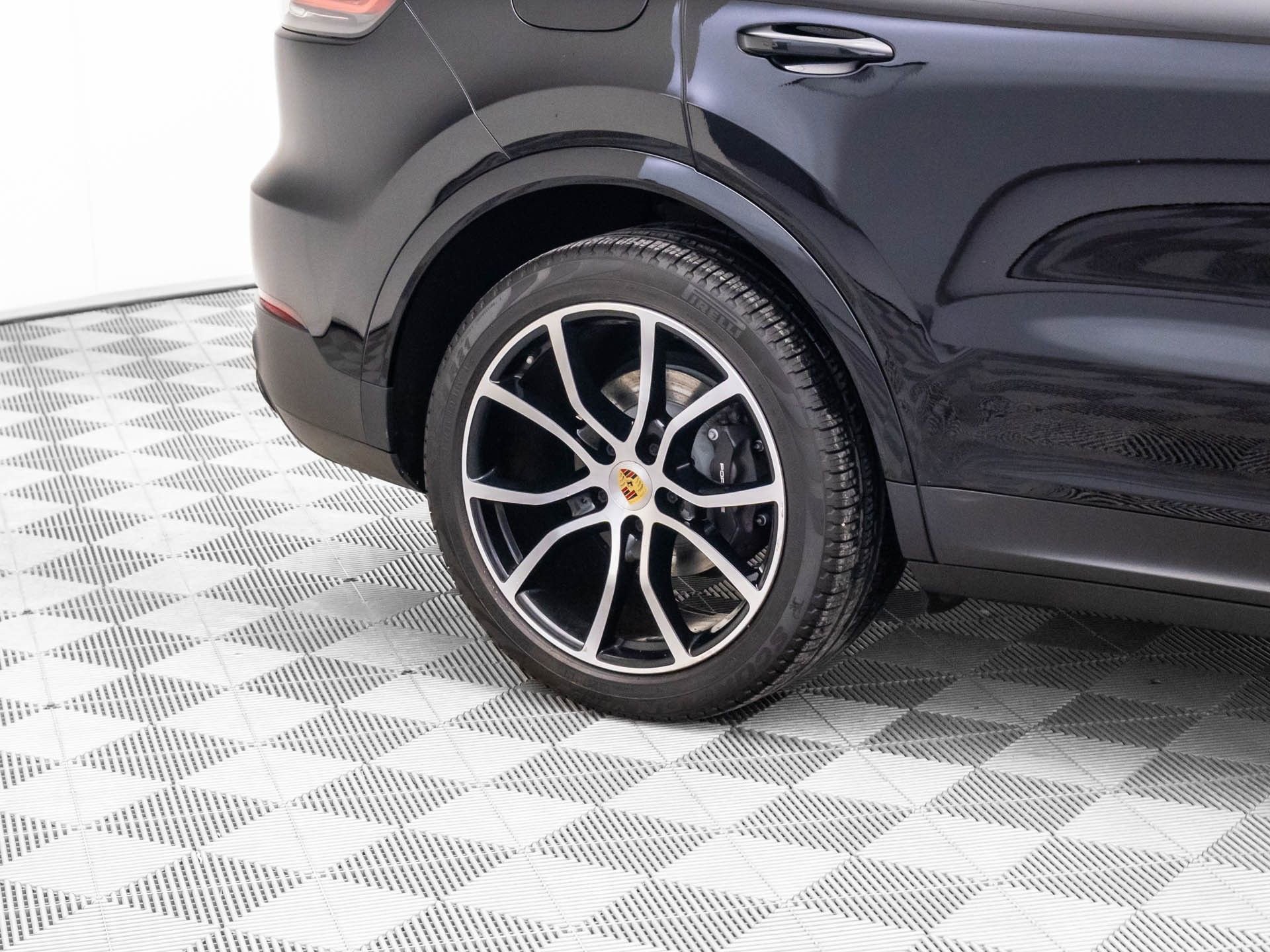 Certified 2023 Porsche Cayenne Platinum Edition image 32
