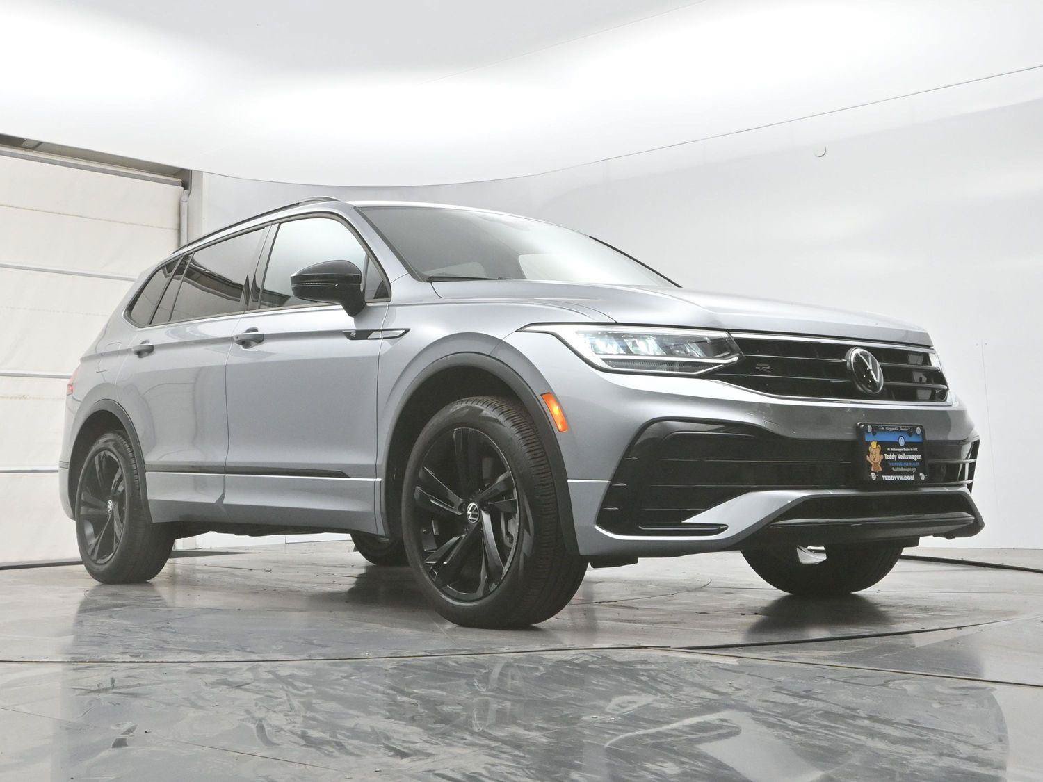 Used 2024 Volkswagen Tiguan SE R-Line AWD/4WD image 29