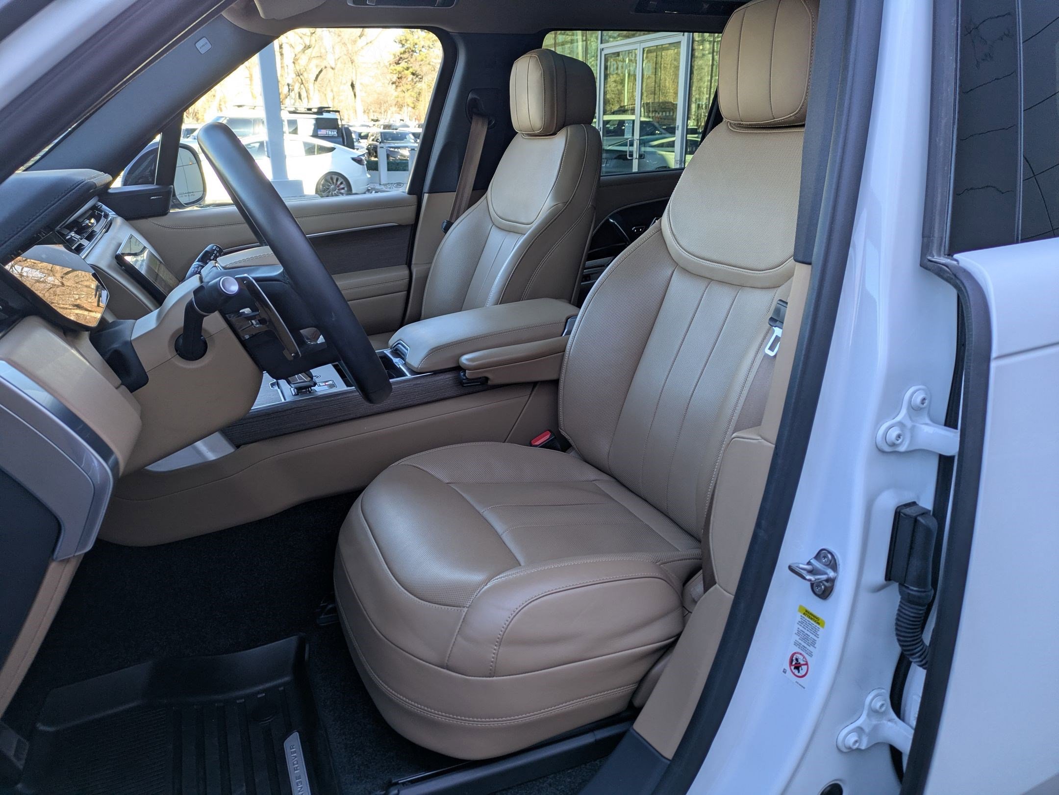 Used 2024 Land Rover Range Rover Long Wheelbase SE image 24