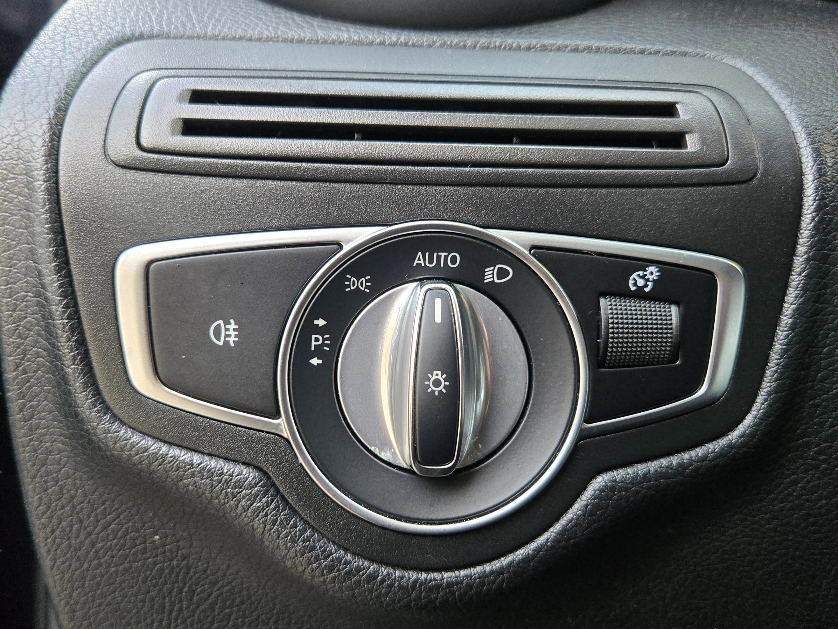 Used 2020 Mercedes-Benz GLC 300 4MATIC image 31